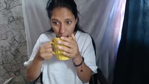 Snapshot of angelitaa_hot chatting on October 19, 12:21 pm angela online show from October 19, 12:21 pm
