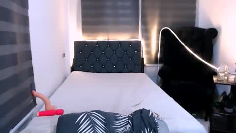 angella_dior online show from October 12, 8:21 pm