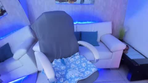 Snapshot of anna_moon18 chatting on October 23, 5:42 am ANNA online show from October 23, 5:42 am