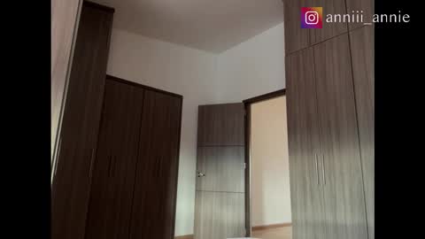 JEANNE no olvides seguirme dont forget follow me  uu online show from October 29, 9:26 pm