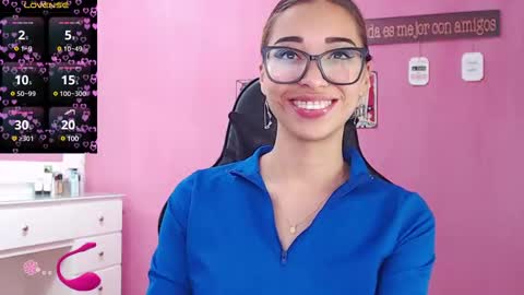 Snapshot of antonella_ponss chatting on March 5, 11:06 am antonella_ponss online show from March 5, 11:06 am