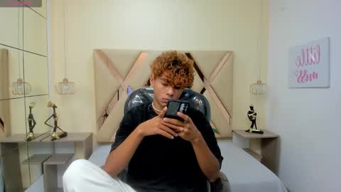 anyelotwink online show from January 18, 2:48 pm