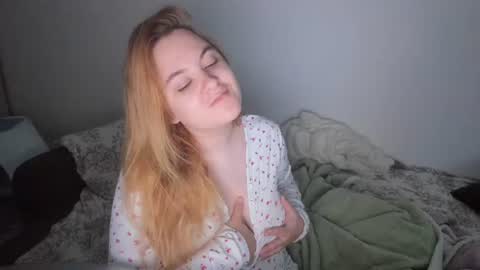 appleyummybuns online show from July 8, 2:37 am