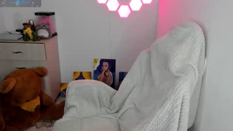 aqua emilly online show from January 8, 9:20 pm