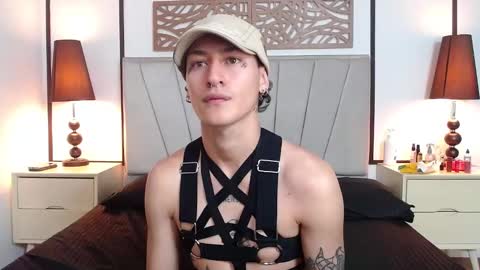 aria y orien  online show from March 11, 11:01 am