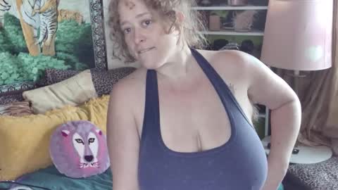 Snapshot of arielabai chatting on October 7, 6:48 pm Arielle Ari online show from October 7, 6:48 pm