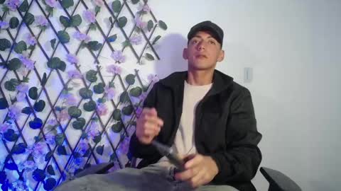 Snapshot of aron_gomez chatting on February 4, 4:26 am aron online show from February 4, 4:26 am