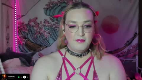 Snapshot of ashleyqt_aus chatting on December 6, 11:39 am AshleyQT online show from December 6, 11:39 am