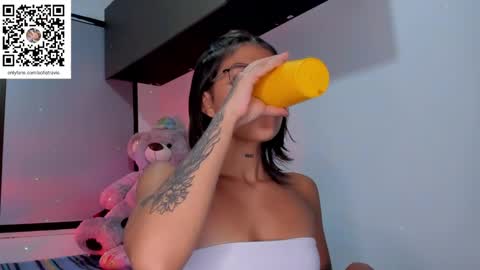 Snapshot of ashleytravis_ chatting on January 22, 2:59 am online show from January 22, 2:59 am