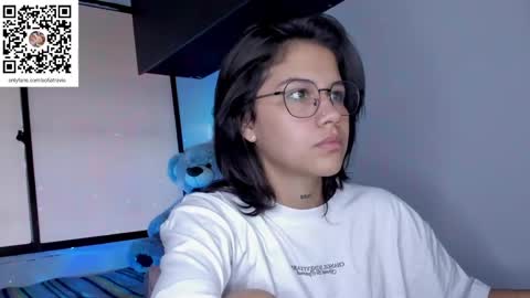 Snapshot of ashleytravis_ chatting on February 3, 6:17 pm online show from February 3, 6:17 pm