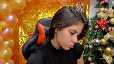 Snapshot of ashleytravis_ chatting on January 2, 2:54 am online show from January 2, 2:54 am