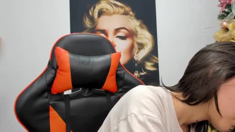 Snapshot of ashleytravis_ chatting on December 24, 1:06 am online show from December 24, 1:06 am