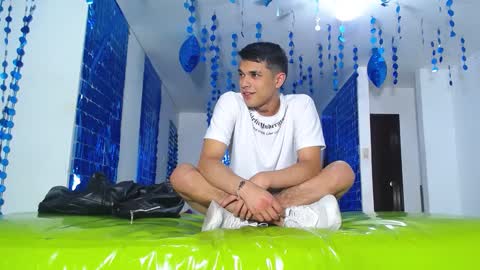 Snapshot of asmodeus7100 chatting on February 26, 3:14 am THOMAS AND DAMIAND online show from February 26, 3:14 am