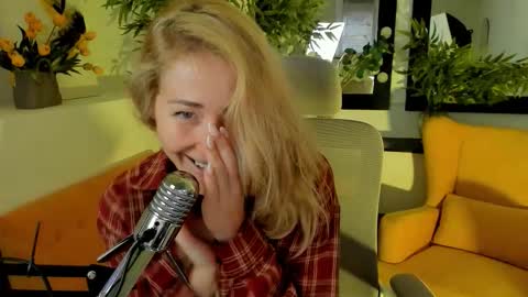 astramonroe online show from October 1, 11:09 am