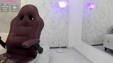 Aura sanders online show from April 6, 11:44 am