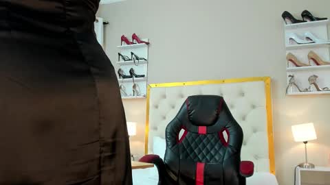 Aura sanders online show from October 11, 1:16 pm