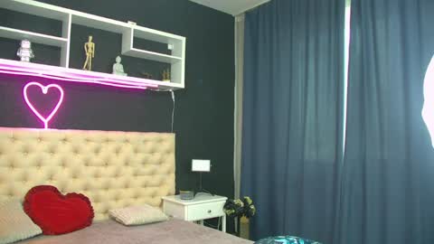 auramilff online show from April 19, 2:07 pm