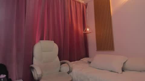 Snapshot of aurora_blis chatting on October 16, 1:00 pm aurora_blis online show from October 16, 1:00 pm