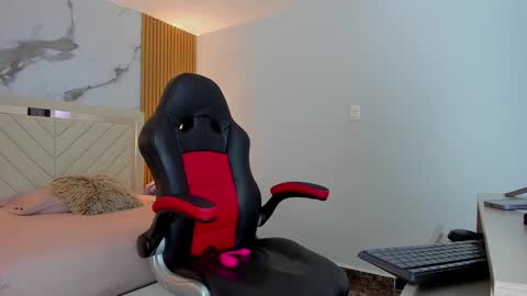 auroramartin2 online show from October 9, 7:41 pm