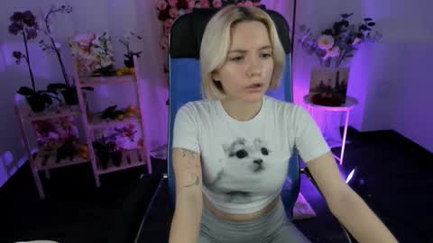 aurorawrenfield online show from November 24, 4:44 am