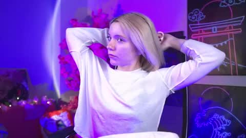 aurorawrenfield online show from March 24, 2:28 am