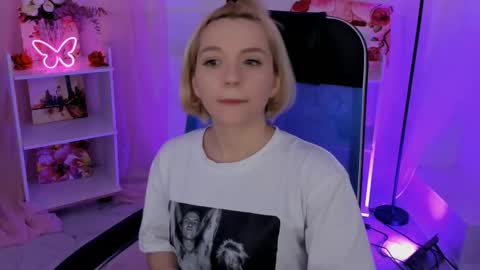 aurorawrenfield online show from November 6, 7:33 am