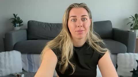 aussielulu online show from April 3, 1:01 am