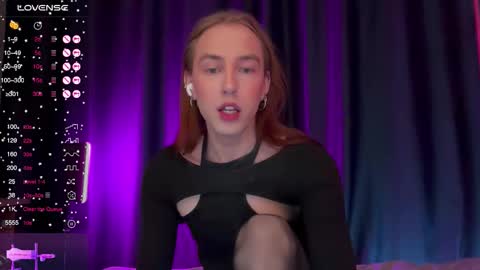 avril_pearly_ online show from December 16, 12:44 pm