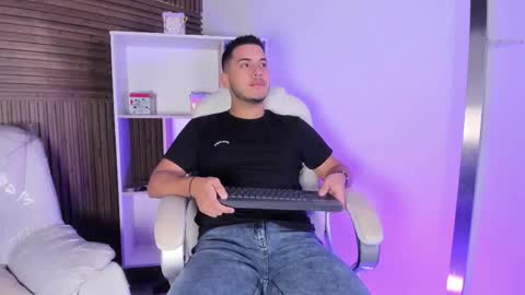 Snapshot of axel_grey_ chatting on October 22, 12:29 pm axel_grey_ online show from October 22, 12:29 pm