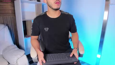 Snapshot of axel_grey_ chatting on September 29, 1:32 pm axel_grey_ online show from September 29, 1:32 pm