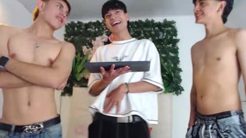 axel_milo_and_kairo online show from November 9, 10:34 pm