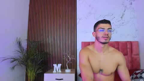 Axel  online show from December 4, 8:17 am