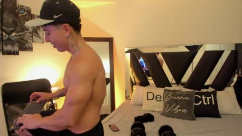 axelmartinezz online show from June 5, 10:26 pm