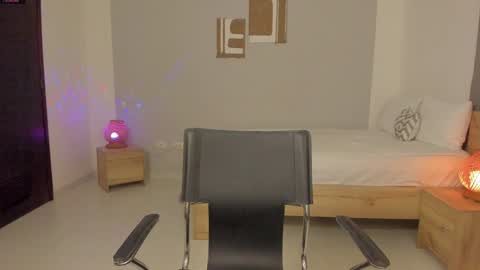 itzell  online show from December 18, 2:32 am