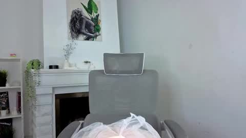 Evalena maybe just Eva online show from February 26, 5:00 am