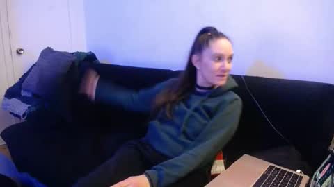 badgirluget online show from January 6, 9:19 am