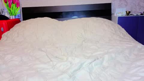 holly online show from April 15, 4:54 pm