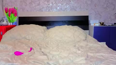 holly online show from April 13, 4:00 pm