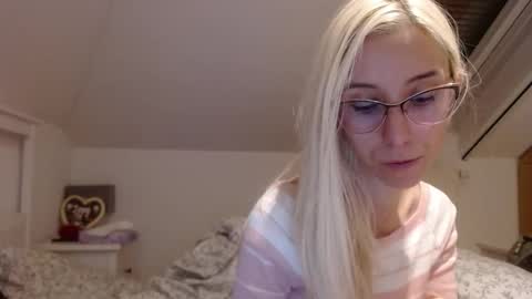 Snapshot of barelylegalblondy chatting on October 26, 5:45 pm Lena online show from October 26, 5:45 pm
