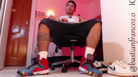 Bastian Independent Model online show from December 17, 3:50 am