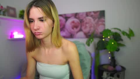 BellaBlonde online show from December 18, 2:45 pm