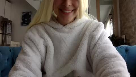 Snapshot of bella_bubble chatting on October 8, 3:07 pm bella_bubble online show from October 8, 3:07 pm