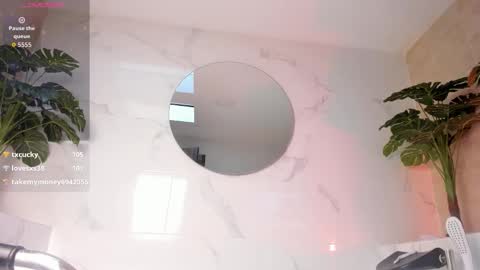 Snapshot of bella_williiams_ chatting on October 11, 2:32 pm Bella online show from October 11, 2:32 pm