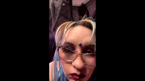 belladraconis online show from February 5, 7:50 am