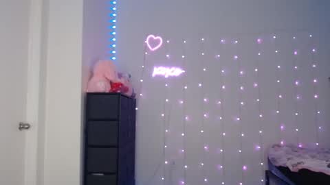 Bella Monroe online show from March 10, 7:00 am