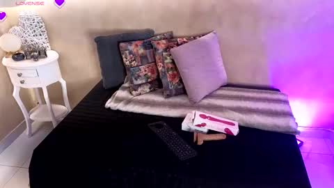 bellarooux online show from December 15, 11:50 am