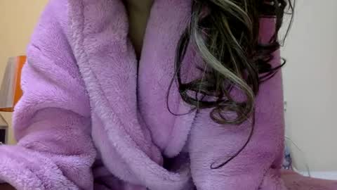 Snapshot of bermudatriangle12 chatting on January 27, 12:43 am tixxie  online show from January 27, 12:43 am