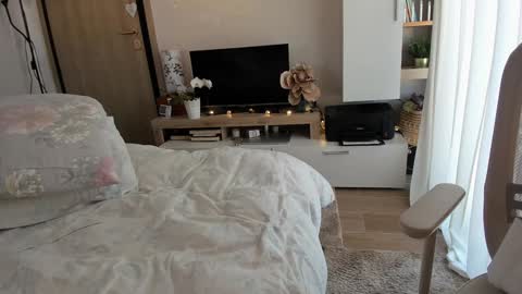 Vicky   online show from March 6, 11:58 am