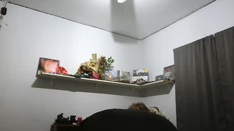 bigskinnyboyshh online show from November 18, 12:35 am