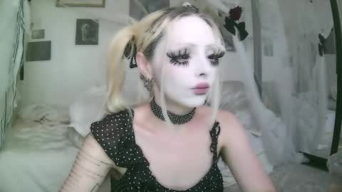 vampire fang  online show from April 19, 7:27 pm